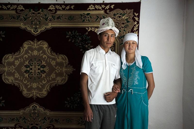 Жена киргиза. Невеста Кыргызстан. Кыргызская невестка. Невеста киргизка. Киргизская невеста в платке.