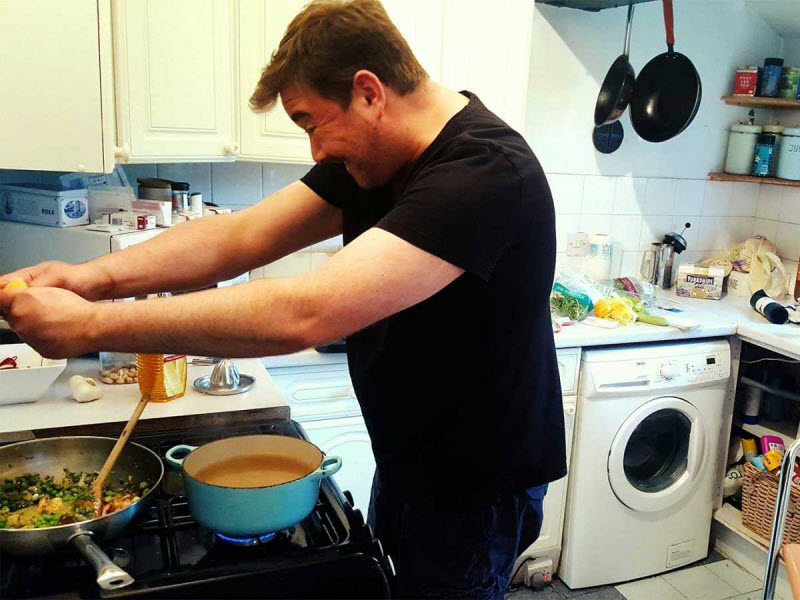 Где готовят кушать готовить кушать. Мужчина на кухне. Мужчина готовит. Человек готовит. Муж готовит обед.