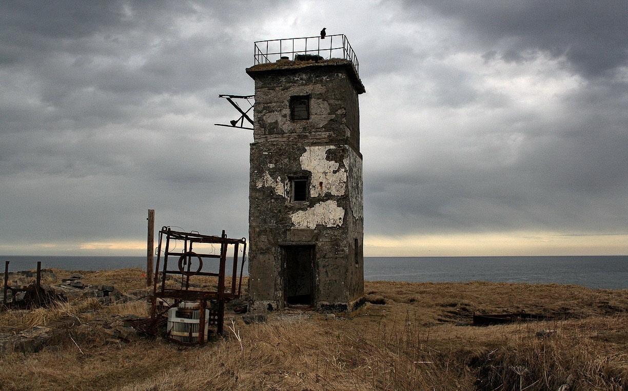 Заброшенный маяк. Южно Курильск Маяк. Курильские острова Маяк. Маяк Кунашир. Остров сигнальный Курилы.