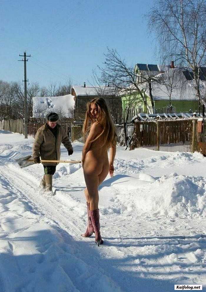 Nudist In Snow